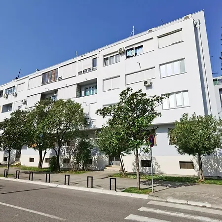 Luxury Apartment *
